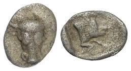 Phokis. Phokischer Bund.

 Obol (Silber). Ca. 460 - 457 v. Chr.
Vs: Stierkopf en face.
Rs: Eberprotome rechts; im Feld rechts oben Ölzweig, das Ga...