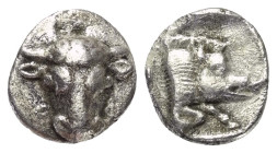 Phokis. Phokischer Bund.

 Obol (Silber). Ca. 449 - 447 v. Chr.
Vs: Stierkopf en face.
Rs: Eberprotome rechts; das Ganze in vertieftem Quadrat.
...