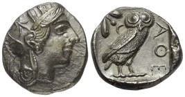 Attika. Athen.

 Tetradrachme (Silber). Ca. 454 - 404 v. Chr.
Vs: Kopf der Athena mit ölzweiggeschmücktem attischem Helm, Ohranhänger und Halskette...