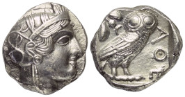Attika. Athen.

 Tetradrachme (Silber). Ca. 454 - 404 v. Chr.
Vs: Kopf der Athena mit ölzweiggeschmücktem attischem Helm, Ohranhänger und Halskette...