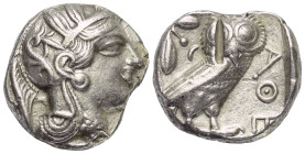 Attika. Athen.

 Tetradrachme (Silber). Ca. 454 - 404 v. Chr.
Vs: Kopf der Athena mit ölzweiggeschmücktem attischem Helm, Ohranhänger und Halskette...