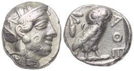 Attika. Athen.

 Tetradrachme (Silber). Ca. 454 - 404 v. Chr.
Vs: Kopf der Athena mit ölzweiggeschmücktem attischem Helm, Ohranhänger und Halskette...