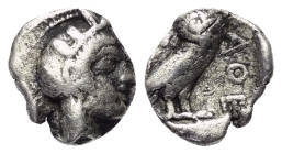 Attika. Athen.

 Obol (Silber). Ca. 454 - 404 v. Chr.
Vs: Kopf der Athena mit ölzweiggeschmücktem, attischem Helm, Ohranhänger und Halskette rechts...