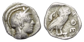 Attika. Athen.

 Obol (Silber). Ca. 454 - 404 v. Chr.
Vs: Kopf der Athena mit ölzweiggeschmücktem, attischem Helm, Ohranhänger und Halskette rechts...