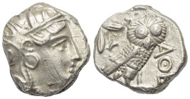 Attika. Athen.

 Tetradrachme (Silber). Ca. 353 - 294 v. Chr.
Vs: Kopf der Athena mit ölzweiggeschmücktem attischem Helm, Ohranhänger und Halskette...
