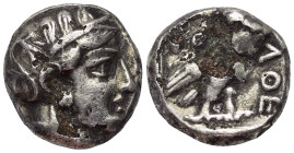 Attika. Athen.

 Tetradrachme (Silber, subärat). Ca. 353 - 294 v. Chr.
Vs: Kopf der Athena mit ölzweiggeschmücktem attischem Helm, Ohranhänger und ...