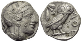 Attika. Athen. Gegengestempelte Prägungen.

 Tetradrachme (Silber). Ca. 454 - 404 v. Chr.
Vs: Kopf der Athena mit ölzweiggeschmücktem attischem Hel...