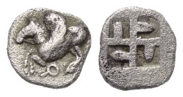 Korinthia. Korinth.

 Obol (Silber). Ca. 550 - 515 v. Chr.
Vs: Pegasos nach links fliegend, darunter Koppa.
Rs: Viergeteiltes swastikaförmiges Inc...