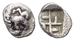 Korinthia. Korinth.

 Obol (Silber). Ca. 550 - 515 v. Chr.
Vs: Pegasos nach rechts fliegend, darunter Koppa.
Rs: Viergeteiltes swastikaförmiges In...