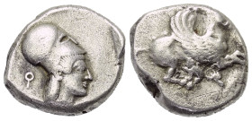 Korinthia. Korinth.

 Stater (Silber). Ca. 500 - 450 v. Chr.
Vs: Pegasos nach rechts fliegend, darunter Koppa.
Rs: Kopf der Athena mit korinthisch...