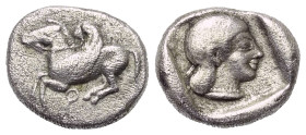 Korinthia. Korinth.

 Drachme (Silber). Ca. 500 - 450 v. Chr.
Vs: Pegasos nach links fliegend, darunter Koppa.
Rs: Kopf der Aphrodite rechts in ve...