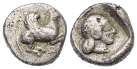 Korinthia. Korinth.

 Drachme (Silber). Ca. 500 - 450 v. Chr.
Vs: Pegasos nach rechts fliegend, darunter Koppa.
Rs: Kopf der Aphrodite rechts in v...