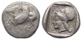 Korinthia. Korinth.

 Drachme (Silber). Ca. 500 - 450 v. Chr.
Vs: Pegasos nach links fliegend, darunter Koppa.
Rs: Kopf der Athena mit korinthisch...