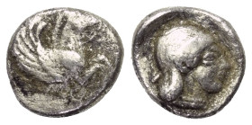 Korinthia. Korinth.

 Hemidrachme (Silber). Ca. 500 - 450 v. Chr.
Vs: Pegasosprotome rechts, darunter Koppa.
Rs: Kopf der Aphrodite rechts.

10 ...