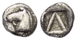 Korinthia. Korinth.

 Diobol (Silber). Ca. 500 - 450 v. Chr.
Vs: Kopf des Pegasos links.
Rs: Delta in Quadratum incusum.

8 mm. 0,80 g. 

Slg....