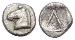 Korinthia. Korinth.

 Diobol (Silber). Ca. 500 - 450 v. Chr.
Vs: Kopf des Pegasos links.
Rs: Delta in Quadratum incusum.

9 mm. 0,94 g. 

Slg....