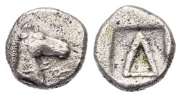 Korinthia. Korinth.

 Diobol (Silber). Ca. 500 - 450 v. Chr.
Vs: Kopf des Pegasos rechts.
Rs: Delta in Quadratum incusum.

9 mm. 0,90 g. 

Slg...