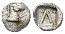 Korinthia. Korinth.

 Diobol (Silber). Ca. 500 - 450 v. Chr.
Vs: Kopf des Pegasos rechts.
Rs: Delta in Quadratum incusum.

9 mm. 0,66 g. 

Slg...
