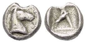 Korinthia. Korinth.

 Diobol (Silber). Ca. 500 - 450 v. Chr.
Vs: Kopf des Pegasos rechts.
Rs: Delta in Quadratum incusum.

8 mm. 0,89 g. 

Slg...