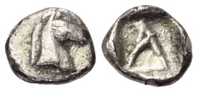 Korinthia. Korinth.

 Diobol (Silber). Ca. 500 - 450 v. Chr.
Vs: Kopf des Pegasos rechts.
Rs: Delta in Quadratum incusum.

9 mm. 0,80 g. 

Slg...