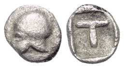 Korinthia. Korinth.

 Trihemiobol (Silber). Ca. 500 - 450 v. Chr.
Vs: Korinthischer Helm links.
Rs: T in Quadratum incusum.

7 mm. 0,47 g. 

S...
