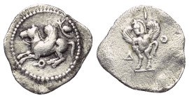 Korinthia. Korinth.

 Diobol (Silber). Ca. 450 - 415 v. Chr.
Vs: Pegasos nach links fliegend, dahinter Weintraube mit Ranke und darunter Koppa.
Rs...