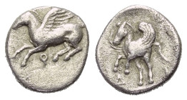 Korinthia. Korinth.

 Diobol (Silber). Ca. 450 - 415 v. Chr.
Vs: Pegasos nach links fliegend, darunter Koppa.
Rs: Pegasos in Dreiviertelansicht na...