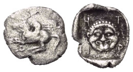 Korinthia. Korinth.

 Trihemiobol (Silber). Ca. 445 - 415 v. Chr.
Vs: Korinthischer Helm rechts.
Rs: TPIH. Gorgonenhaupt frontal; das Ganze in ver...