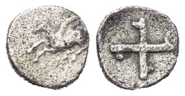 Korinthia. Korinth.

 Obol (Silber). Ca. 405 - 345 v. Chr.
Vs: Pegasos nach links fliegend, darunter Koppa.
Rs: Viergeteiltes swastikaförmiges Inc...