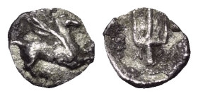 Korinthia. Korinth.

 Hemiobol (Silber). Ca. 347 - 307 v. Chr.
Vs: Pegasos nach links fliegend, darunter Koppa.
Rs: Dreizack.

6 mm. 0,14 g. 
...