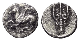Korinthia. Korinth.

 Obol (Silber). Ca. 345 - 307 v. Chr.
Vs: Pegasos nach links fliegend, darunter Koppa.
Rs: Dreizack.

7 mm. 0,38 g. 

HGC...
