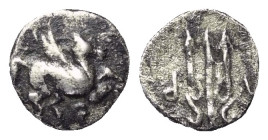 Korinthia. Korinth.

 Obol (Silber). Ca. 345 - 307 v. Chr.
Vs: Pegasos nach rechts fliegend, darunter Koppa.
Rs: A - P. Dreizack.

7 mm. 0,31 g....