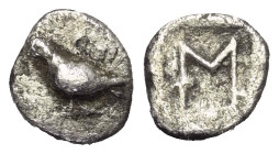 Sikyonien. Sikyon.

 Hemiobol (Silber). Ca. 500 - 450 v. Chr.
Vs: Taube nach links stehend.
Rs: Großes Sigma in vertieftem Quadrat.

8 mm. 0,42 ...