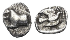 Sikyonien. Sikyon.

 Hemiobol (Silber). Ca. 450 - 425 v. Chr.
Vs: Löwenvorderteil links.
Rs: Taube nach rechts fliegend in vertieftem Quadrat.

...