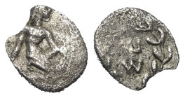 Sikyonien. Sikyon.

 Tritartemorion (Silber). Ca. 400 - 350 v. Chr.
Vs: Apollon mit Bogen nach rechts kniend.
Rs: Sigma Epsylon in Kranz.

9 mm....