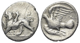 Sikyonien. Sikyon.

 Hemidrachme (Silber). Ca. 330 - 280 v. Chr.
Vs: Chimaira mit erhobener Pranke nach links stehend, darunter Sigma Iota.
Rs: Ta...