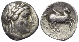 Karien. Alabanda (als Antiocheia).

 Drachme (Silber). Ca. 197- 188 v. Chr.
Vs: Kopf des Apollon mit Lorbeerkranz rechts.
Rs: Pegasos nach rechts ...