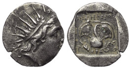Inseln vor Karien. Rhodos.

 Drachme (Silber). Ca. 88 - 85 v. Chr.
Vs: Kopf des Helios mit Strahlenkrone rechts.
Rs: P - O. Rose mit Knospe auf de...
