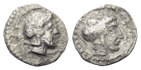 Kilikien. Ungesicherte Münzstätten.

 Obol (Silber). 4. Jhdt. v. Chr.
Vs: Bärtiger Kopf mit attischem Helm rechts.
Rs: Weiblicher Kopf mit Sphendo...