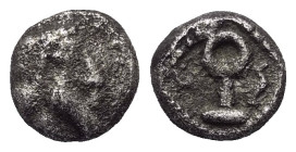 Kilikien. Tarsos (?).

 Obol (Silber). 5. Jhdt. v. Chr.
Vs: Männlicher, bärtiger Kopf rechts.
Rs: Monogramm oder Symbol in Perlquadrat.

7 mm. 0...