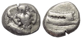 Phönikien. Arados.

 Tetrobol (Silber). Ca. 410 - 400 v. Chr.
Vs: Meeresgottheit (Ba'al-Arwad) rechts, in jeder Hand einen Delfin haltend.
Rs: Gal...