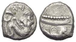Phönikien. Arados.

 Tetrobol (Silber). Ca. 400 - 380 v. Chr.
Vs: Meeresgottheit (Ba'al-Arwad) rechts, in jeder Hand einen Delfin haltend.
Rs: Gal...