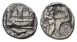Phönikien. Sidon. Abdamon (425 - 410/7 v. Chr.).

 1/16 Schekel (Silber).
Vs: Galeere vor Stadtmauer nach links fahrend, darunter Löwe nach links l...