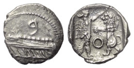 Phönikien. Sidon. Baalshillem II. (401 - 366 v. Chr.).

 1/16 Schekel (Silber).
Vs: Galeere, darunter Wellen, darüber Jahr.
Rs: König (persischer ...