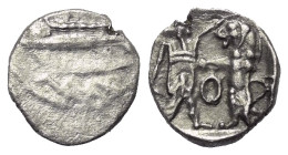 Phönikien. Sidon. Baalshillem II. (401 - 366 v. Chr.).

 1/16 Schekel (Silber).
Vs: Galeere, darunter Wellen, darüber Jahr.
Rs: König (persischer ...