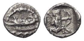 Phönikien. Sidon. 'Abd'Ashtart I. (365 - 352 v. Chr.).

 1/32 Schekel (Silber).
Vs: Galeere nach links fahrend.
Rs: König (persischer Großkönig?) ...