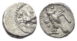 Phönikien. Tyros.

 1/16 Schekel (Silber). Ca. 425 - 333 v. Chr.
Vs: Hippokamp mit Flügeln nach links, darunter Wellenlinien.
Rs: Eule mit Haken u...