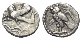 Phönikien. Tyros.

 1/16 Schekel (Silber). Ca. 425 - 333 v. Chr.
Vs: Hippokamp mit Flügeln nach links, darunter Wellenlinien.
Rs: Eule mit Haken u...
