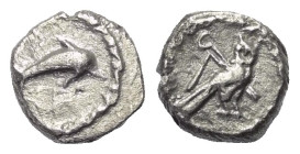 Phönikien. Tyros.

 1/16 Schekel (Silber). Ca. 425 - 333 v. Chr.
Vs: Delfin nach rechts schwimmend.
Rs: Eule mit Haken und Dreschflegel nach recht...