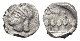 Ungesicherte Münzstätte in Phönikien oder Samaria.

 1/16 Schekel (Silber). 5. - 4. Jhdt. v. Chr.
Vs: Archaischer Kopf links.
Rs: Galeere.

8 mm...